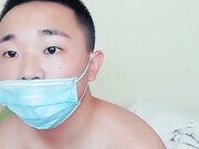 这娘们好骚啊 全程露脸情趣白丝装诱惑 给小哥口交大鸡巴让他舔逼