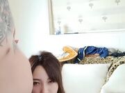 姐夫干小姨子修长美腿翘臀小姐姐 跪在沙发上被炮友脱下丁字裤