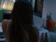 绝望的少妇向信贷员献身以挽救她即将破产的店铺