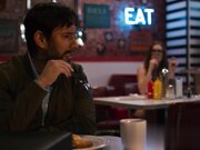 绝望的少妇向信贷员献身以挽救她即将破产的店铺