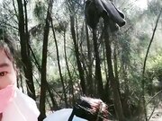 户外伺候姐妹花 轮流给舔大鸡巴 躺在地上享受骚女的口活服务直接上位抽插