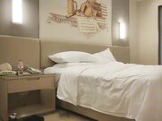 黑衣短裤沙发舌吻调情，舔屌口交侧入大力抽插猛操，操的妹子呻吟连连