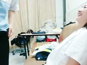 剧情演绎小夫妻性生活不和谐来看医生 医生现场治疗来感觉扒掉衣服强上