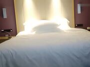 漂亮大奶小姐姐 不行了我的逼逼好痒 大肥臀被小哥扛着腿猛力输出 骚叫不停