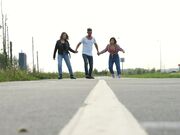 享受了一场火热的3p 滑冰后 她们把他带回家进行激烈的肛交