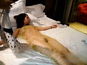 年轻妹子喝太多了被摄影师脱光拍裸照