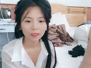 性感小美女全程露脸发骚 撸着大鸡巴口交 衣服都没脱完就直接坐在小哥身上抽插