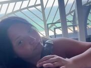 从海滨阳台 卫生间 他巨大的长鸡巴深深地插入了我的骚穴