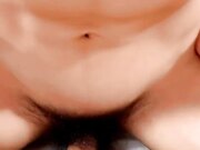 逼逼粉嫩的妹子跟小哥酒店开房激情啪啪 全程露脸口交大鸡巴