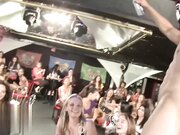 跳舞的脱衣舞娘和性感的淫荡女士等待展示她们的吸吮技巧和内射深度