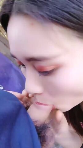 晨起公园锻炼搭讪性感连衣裙美女到路边小道打野战 路上人来人往女说 有人要来了