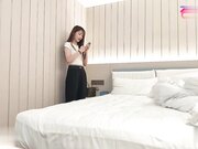 妹妹下面也很紧，包裹感很强，中途骗妹妹拔套干结果被发现了