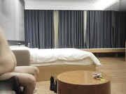 一个娇小可爱的小萝莉，刚下海什么都不会，重在听话让干嘛就干嘛，直接抱起来干她