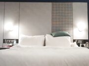 约了个短发白衣甜美萌妹啪啪 沙发上调情口交掰穴摸逼骑乘猛操