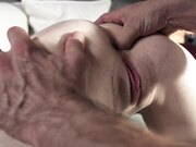 十几岁的继女 是爸爸最喜欢的女孩因为她的嫩穴非常棒