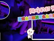 阴暗的灯光下最适合与骚货干一些色色的事情