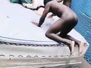 楼道强操可怜少女 黑鬼不是人 把路过扫地阿姨吓傻咯