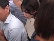 拥挤电车上被吊环束缚 双乳同时被开发的巨乳美女二羽纱爱1