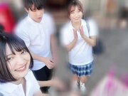 终于有了女朋友的弱鸡男生成了她们的性爱练习对象1