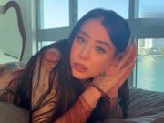 身材火辣的巨乳继妹在床上没穿内裤勾引我