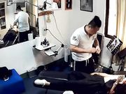 纹身诊所里偷拍奶子超大白嫩的妹子