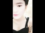 短发很有气质的纹身妹开直播赚外快