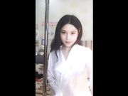 奶子超白嫩的女主播在自驾房间里脱衣自摸