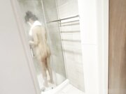 趁骚逼女友洗澡偷偷后入操翻她