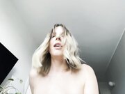 淫荡的骚货和她的新男友一起制作了她的第一个性爱视频