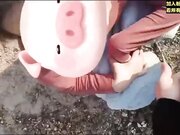 50岁的禽兽舅舅瞒着外公哄骗侄女到户外乱伦 打野清纯少女被老男人破了处