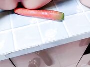小姨子厨房做饭被流氓姐夫猥琐