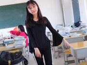 兽父抽插亲生闺女 父女俩趁妈妈上班去 在卧室暧昧性爱