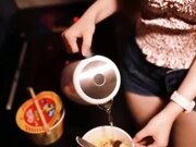 漂泊在网咖渡日的少女睡梦中被扒光后入啪啪啪大奶子乱颤高潮喷水水