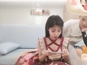 洛丽塔的萌妹子出来接客居然打王者荣耀被俩个大屌男抱着猛操