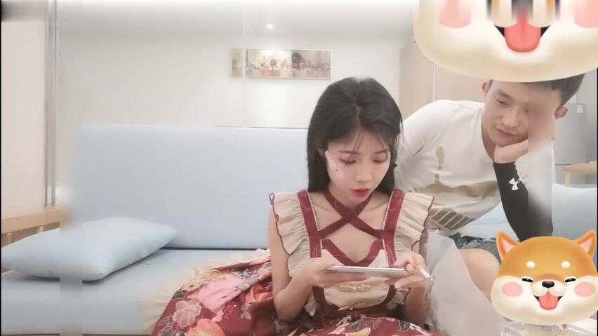 洛丽塔的萌妹子出来接客居然打王者荣耀被俩个大屌男抱着猛操