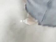 街头搭讪穿的很骚的美女撩了一会儿就跟着回家了在楼道还不让摸进了屋就骚起来了