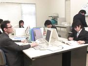 实习大胸女秘书会议室被下流同事轮干,一脸哀怨