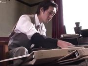 公公支开儿子,叫儿媳给他舔鸟最后射在了她的喉咙里