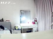 偷拍朋友的老婆穿着情趣黑丝挑逗老公 没两分钟就胶枪了