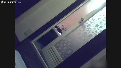 某酒店女服务员偷拍多名大奶住客洗澡