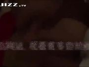 露脸3P一个插嘴一个插逼 对白是亮点 你怎么不带套 你有病啊