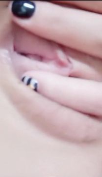 肤白貌美主播直播手指黃瓜插逼喷水大秀 逼逼都被操发黑了 淫荡对白