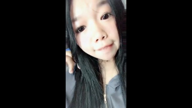 超卡哇伊网红美少女三寸萝莉深夜公交车黑丝道具紫薇诱惑对面大叔