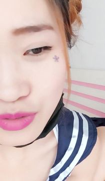 刚出道的小主播露脸穿著學生制服裝香蕉插穴自慰