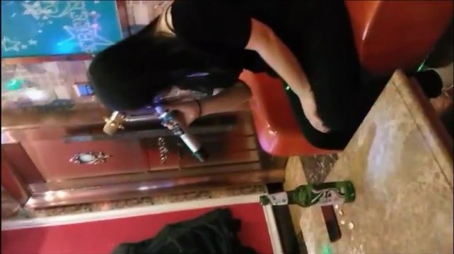 对白搞笑的贷款潜规则极品骚女KTV包房爆操 黑丝网袜掰开腿暴力抽插