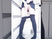 无毛美腿小妹妹拿起厨房的刷子自己插逼逼