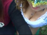 最屌最刺激的3P大白天路边草丛里双飞老婆和爆乳小姨子路上不时还有人经过国语对白