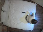 气质美少妇提前开好房间等情人来私会 男的刚进屋就掏出一把套套上去就开操