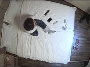 气质美少妇提前开好房间等情人来私会 男的刚进屋就掏出一把套套上去就开操