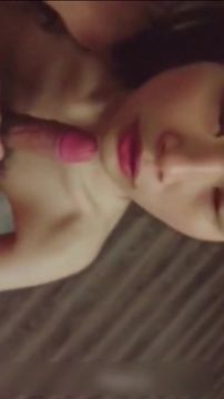 性感美骚少妇弄坏酒店蓬头 水电工来修理 故意脱落浴巾勾引求操 无套疯狂爆插 淫叫好爽 完美露脸 高清完整版